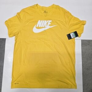 Nike Men's Yellow Short Sleeve Tee
